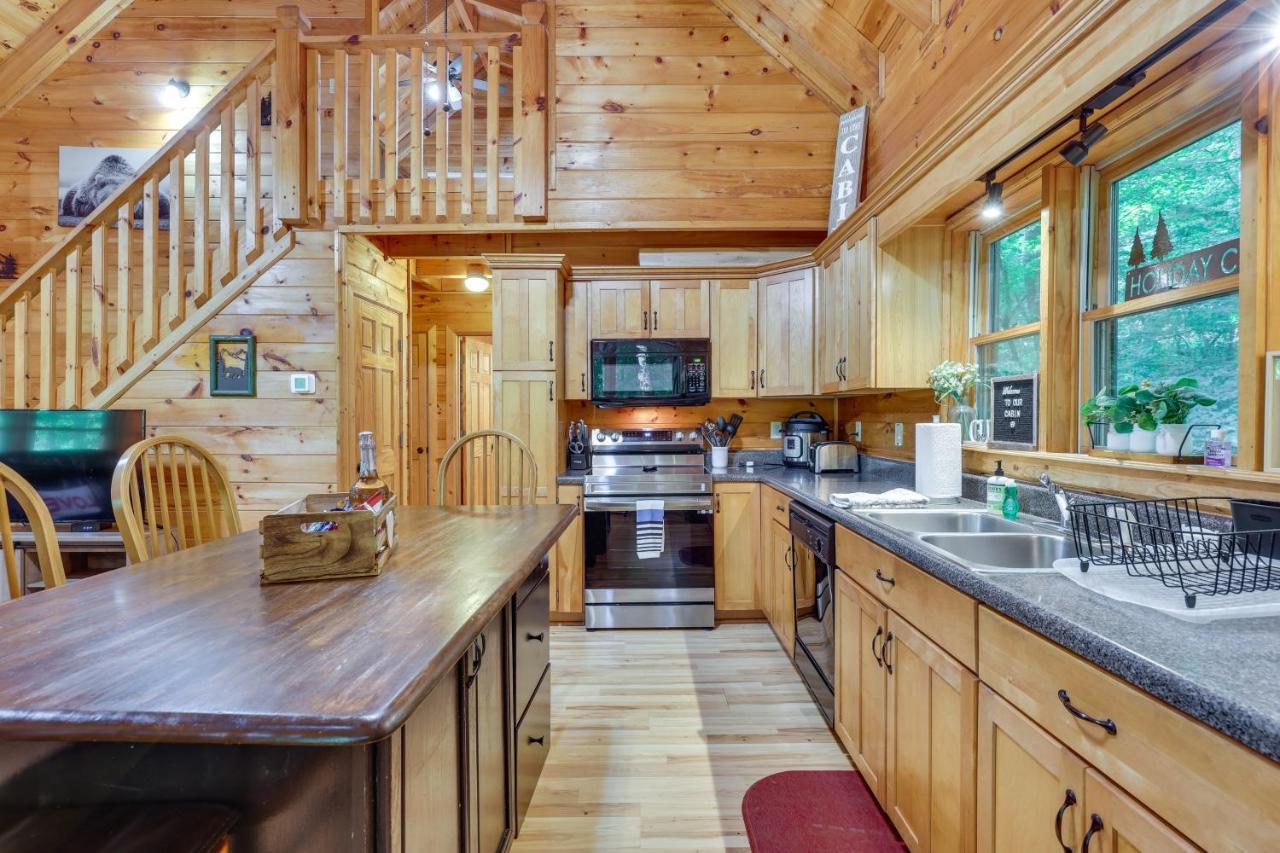 Riverfront Ellijay Cabin With Deck And Pool Access! エクステリア 写真