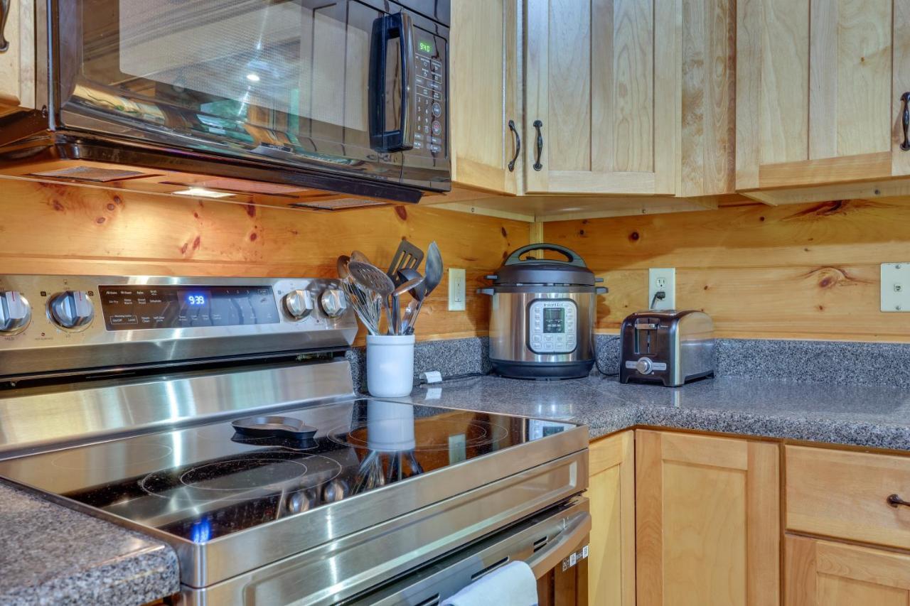Riverfront Ellijay Cabin With Deck And Pool Access! エクステリア 写真