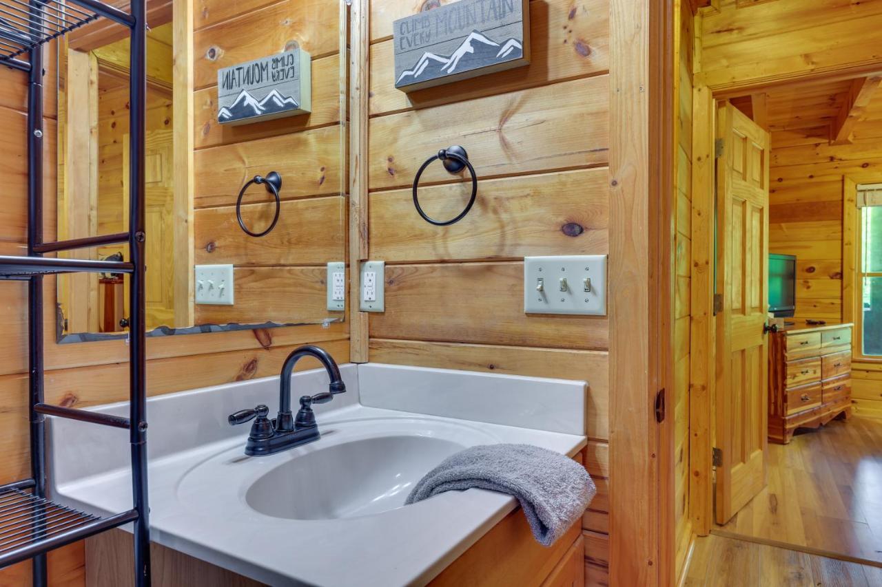 Riverfront Ellijay Cabin With Deck And Pool Access! エクステリア 写真