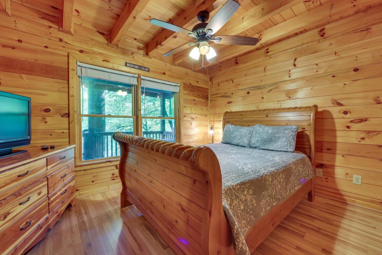 Riverfront Ellijay Cabin With Deck And Pool Access! エクステリア 写真