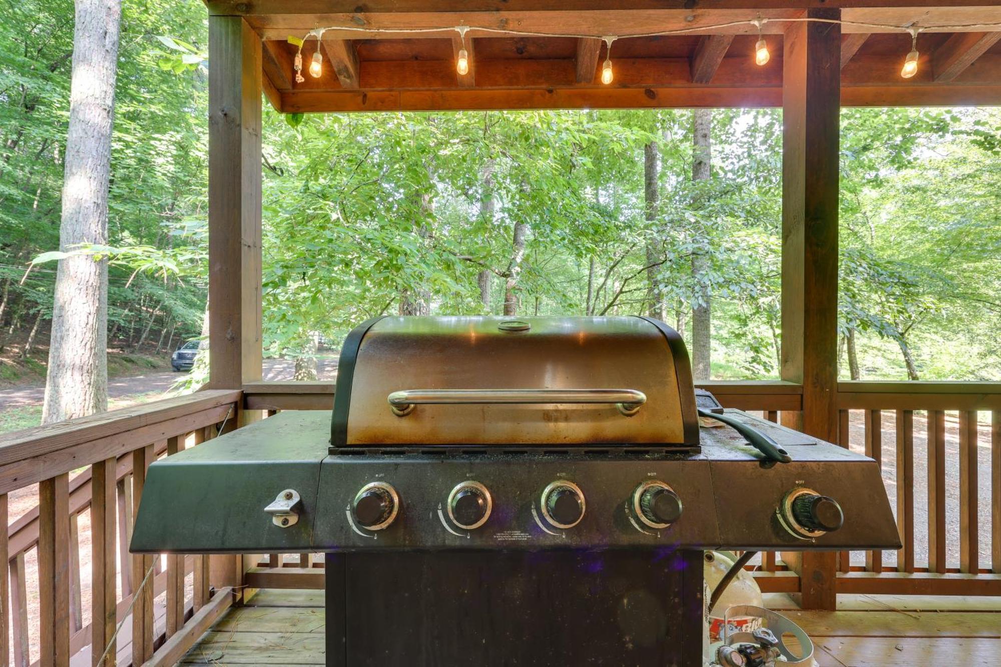 Riverfront Ellijay Cabin With Deck And Pool Access! エクステリア 写真