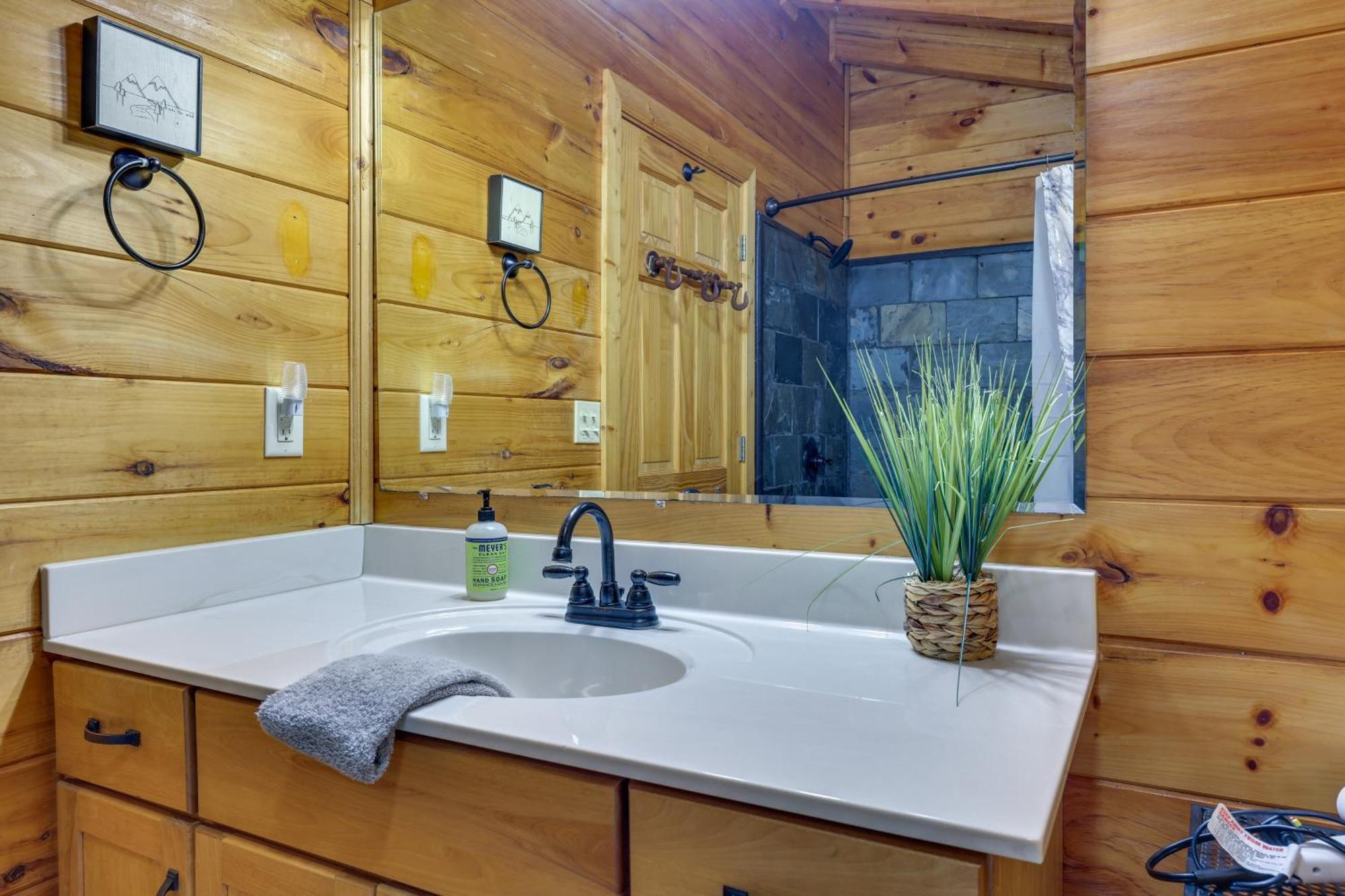 Riverfront Ellijay Cabin With Deck And Pool Access! エクステリア 写真