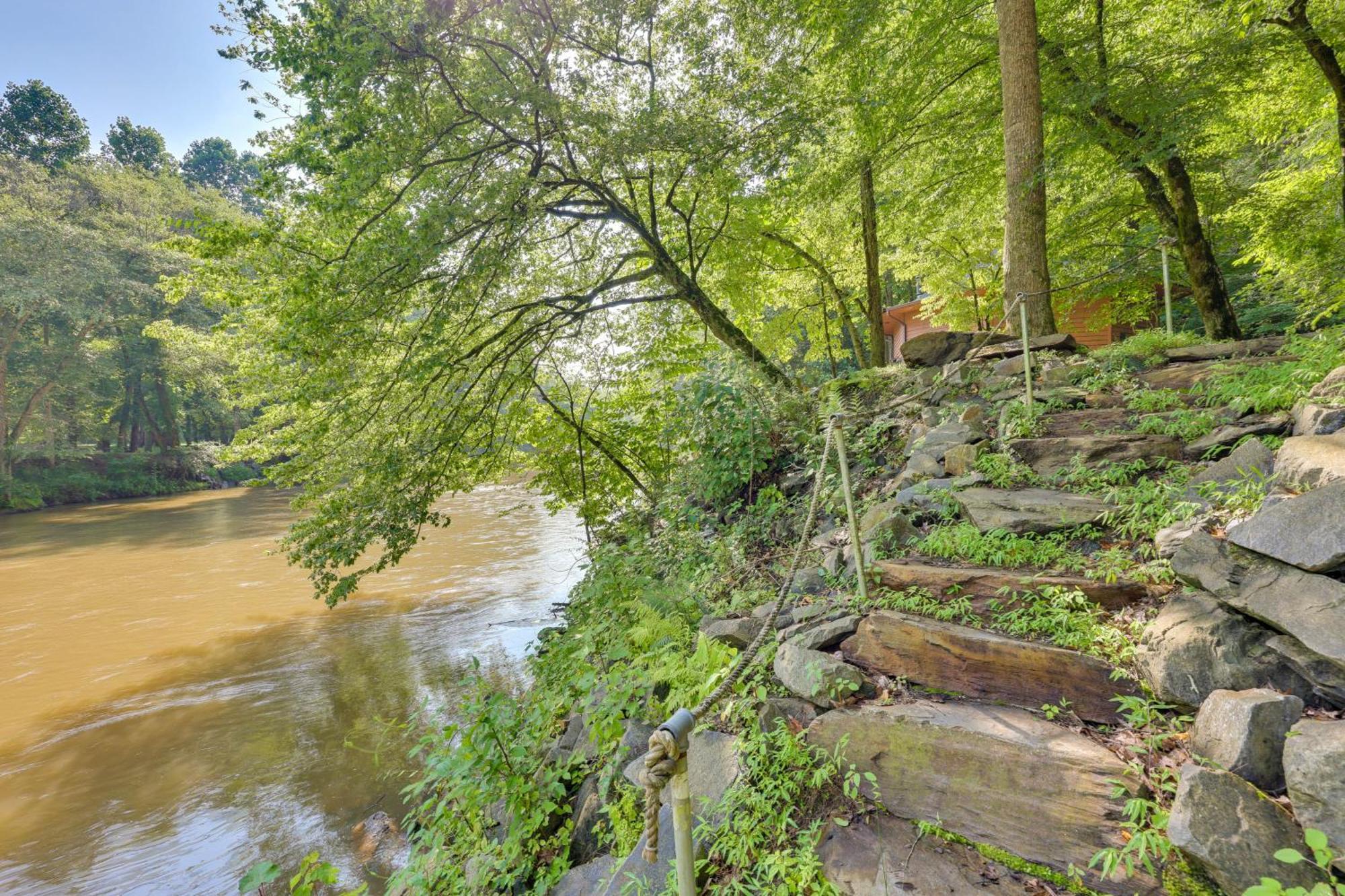 Riverfront Ellijay Cabin With Deck And Pool Access! エクステリア 写真