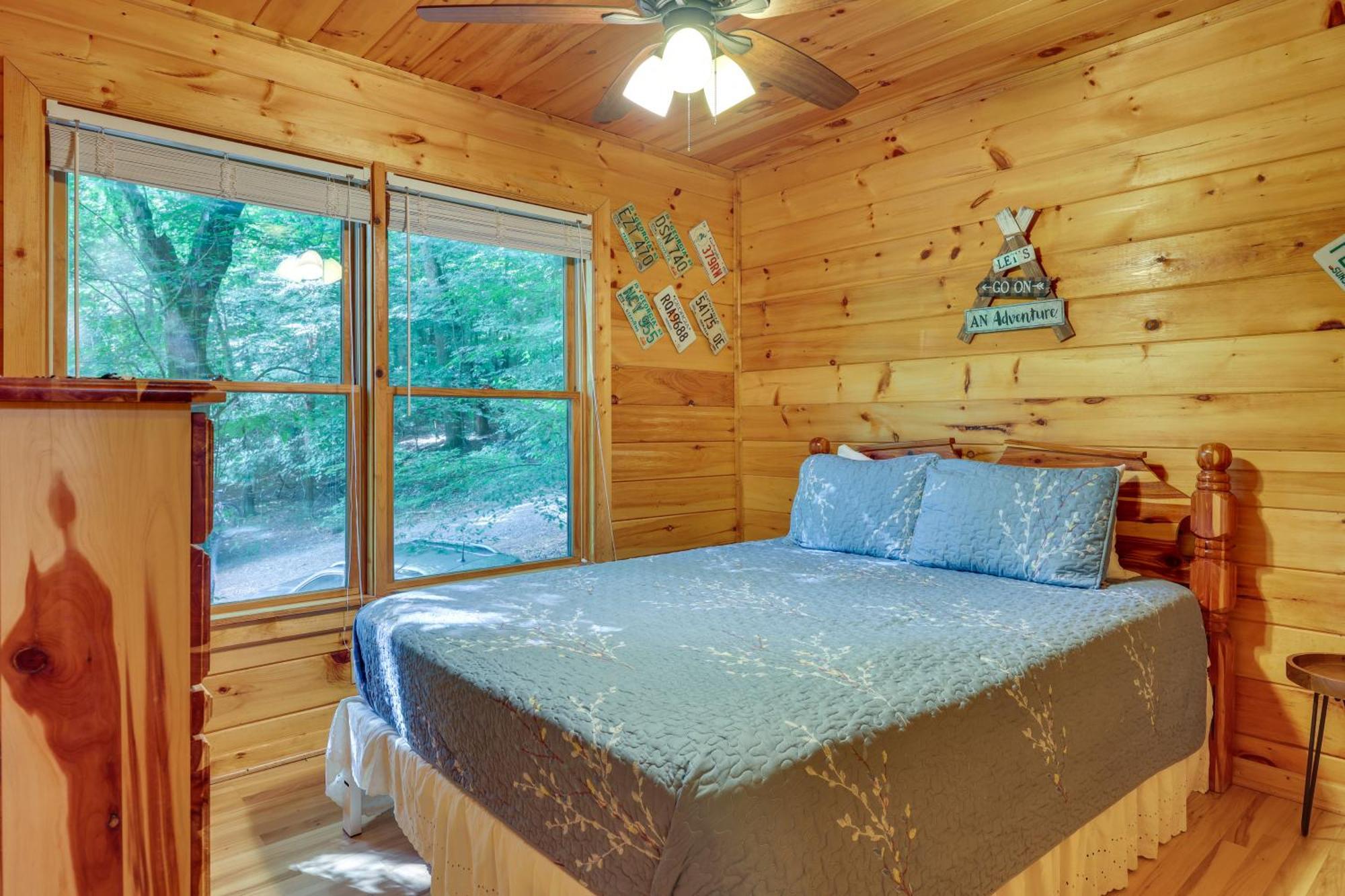 Riverfront Ellijay Cabin With Deck And Pool Access! エクステリア 写真