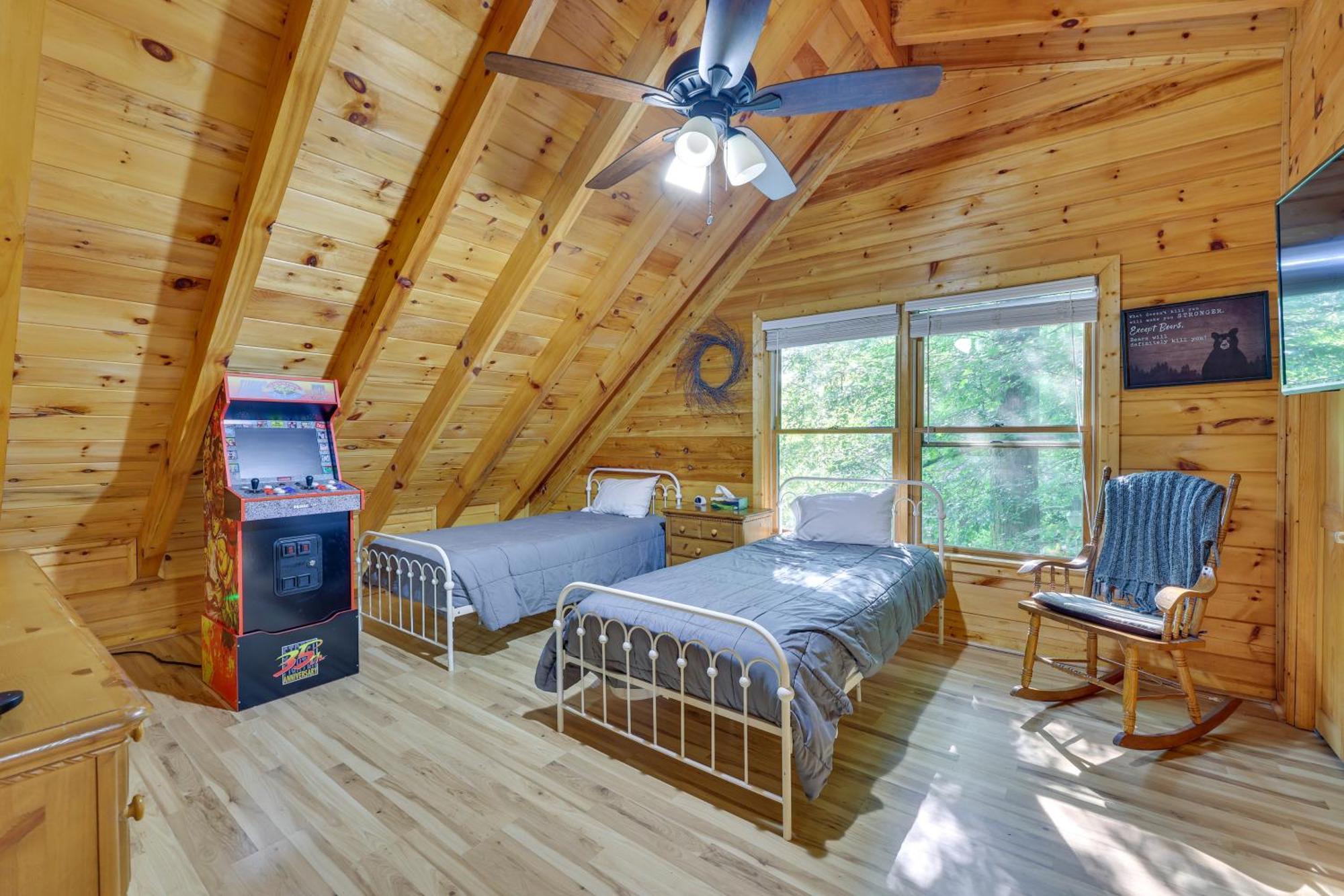 Riverfront Ellijay Cabin With Deck And Pool Access! エクステリア 写真