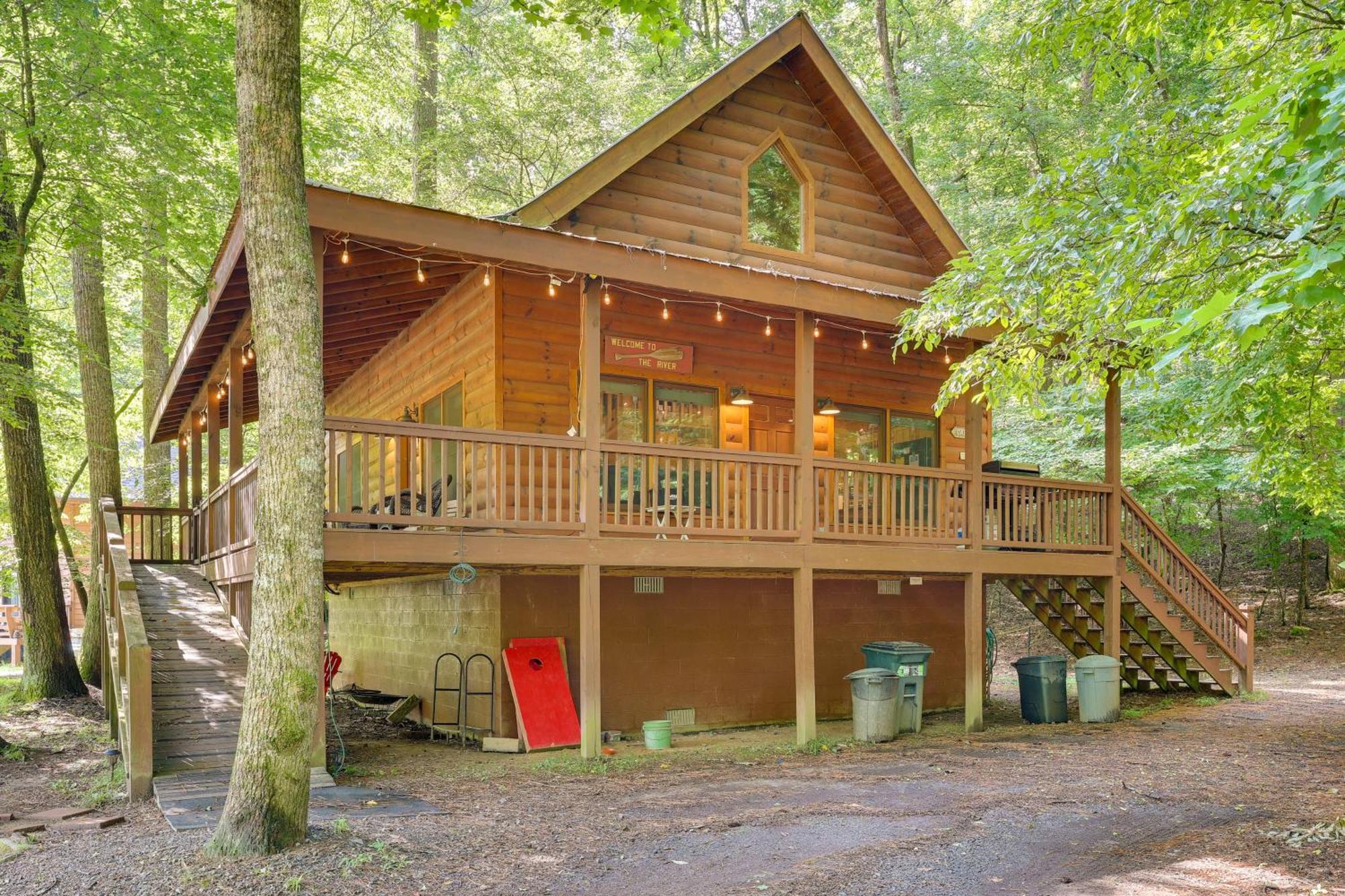 Riverfront Ellijay Cabin With Deck And Pool Access! エクステリア 写真