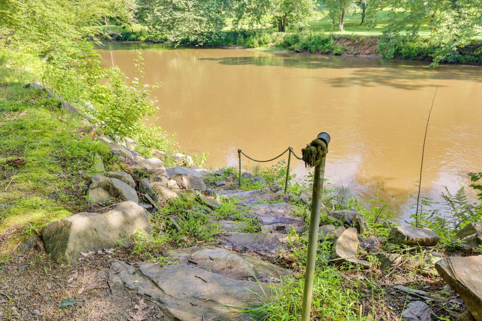 Riverfront Ellijay Cabin With Deck And Pool Access! エクステリア 写真