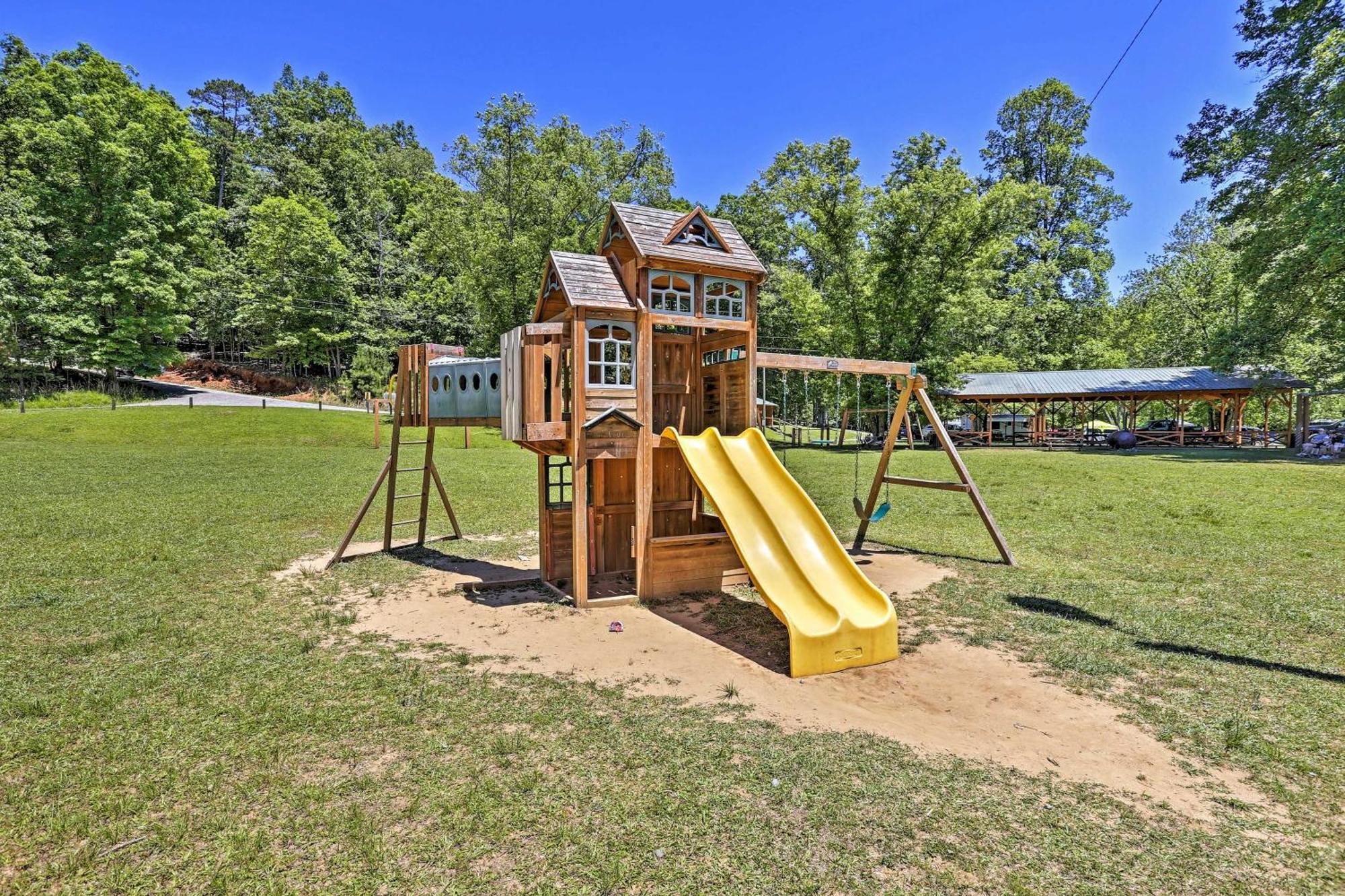 Riverfront Ellijay Cabin With Deck And Pool Access! エクステリア 写真