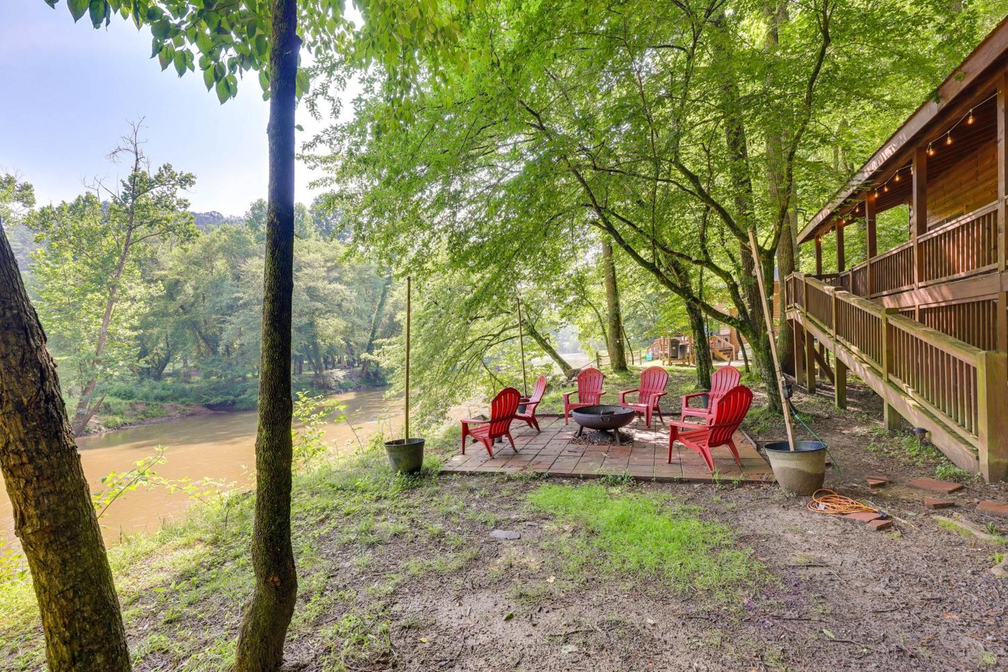 Riverfront Ellijay Cabin With Deck And Pool Access! エクステリア 写真