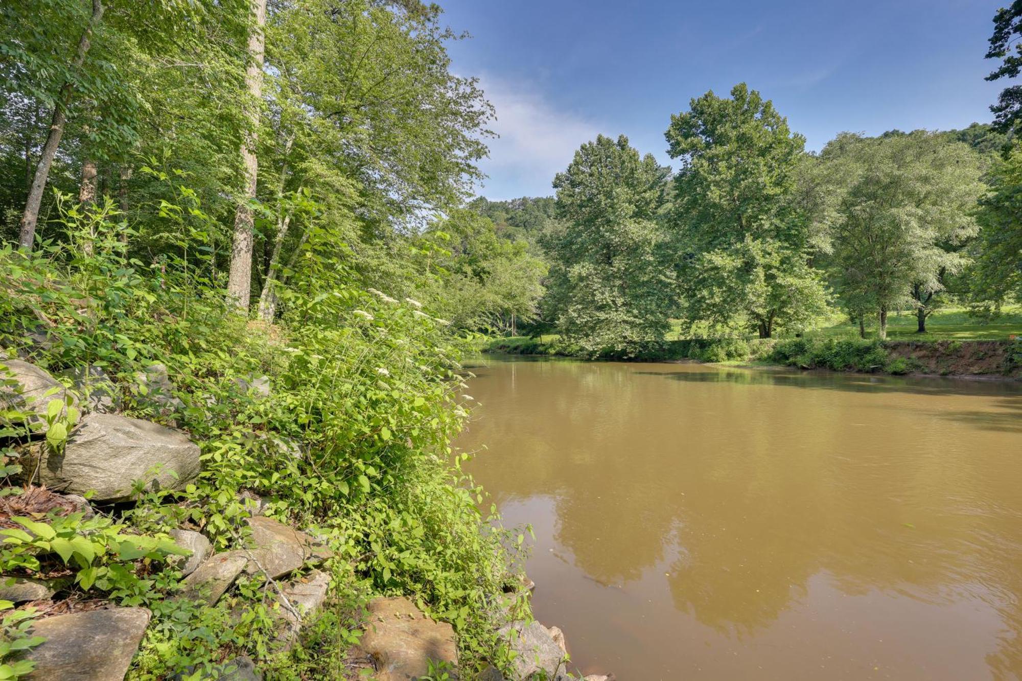 Riverfront Ellijay Cabin With Deck And Pool Access! エクステリア 写真