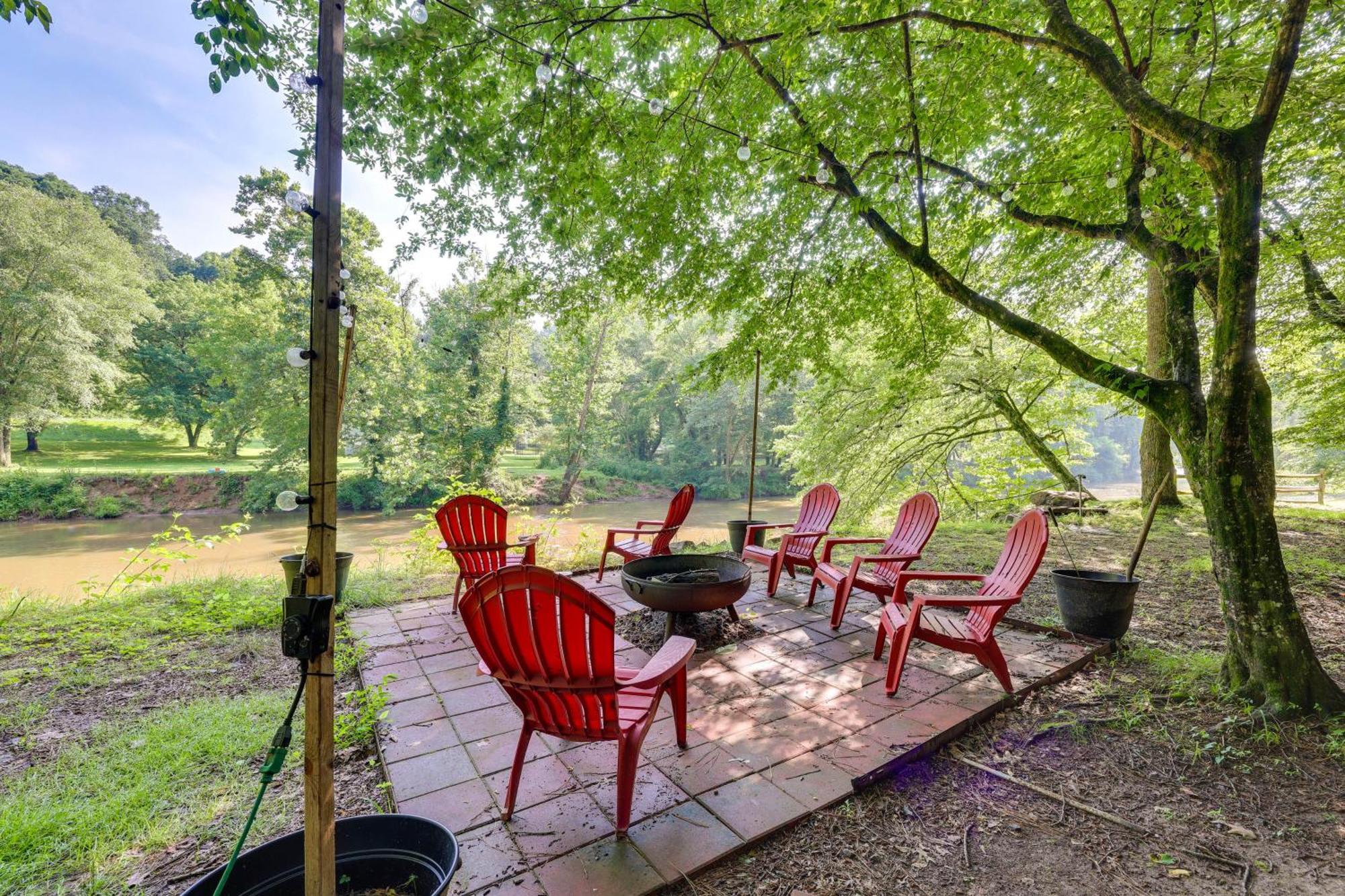 Riverfront Ellijay Cabin With Deck And Pool Access! エクステリア 写真